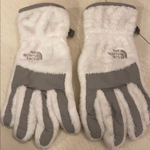 North Face Women’s Gloves.
